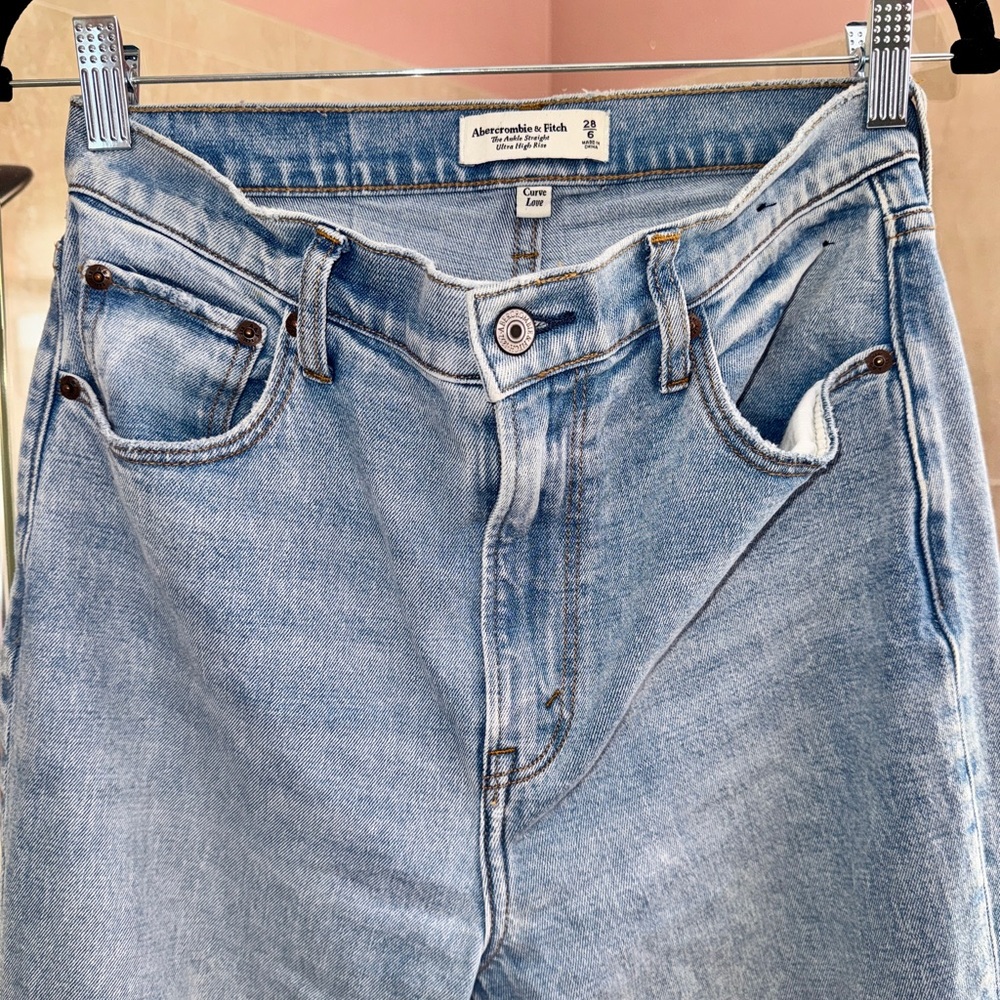 Abercrombie & Fitch High-Rise Light Wash Ankle Straight Jeans- Size 28 - Picture 12 of 15